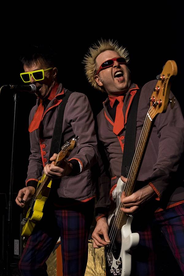 The Toy Dolls řádili ve vyprodané Akropoli: Vzduchem létalo pivo i balónky