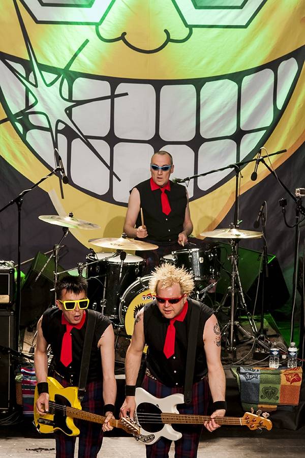 The Toy Dolls řádili ve vyprodané Akropoli: Vzduchem létalo pivo i balónky