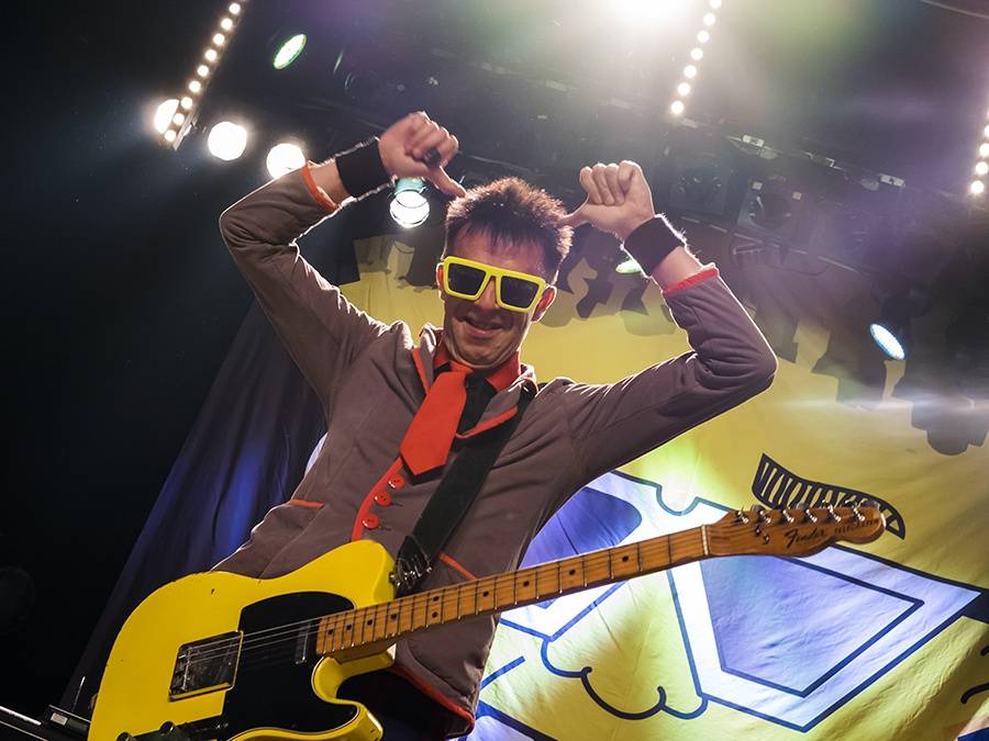 The Toy Dolls řádili ve vyprodané Akropoli: Vzduchem létalo pivo i balónky