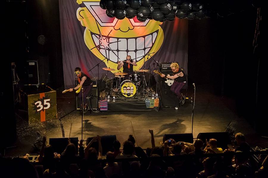 The Toy Dolls řádili ve vyprodané Akropoli: Vzduchem létalo pivo i balónky