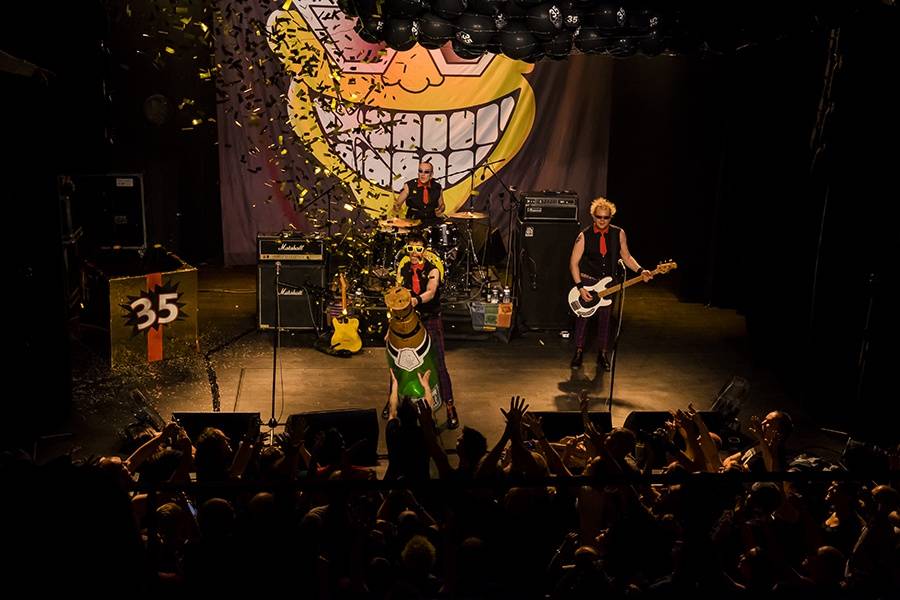 The Toy Dolls řádili ve vyprodané Akropoli: Vzduchem létalo pivo i balónky