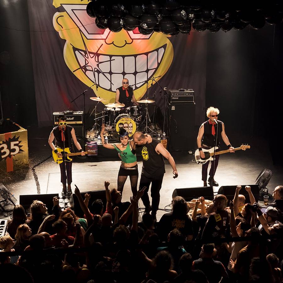 The Toy Dolls řádili ve vyprodané Akropoli: Vzduchem létalo pivo i balónky