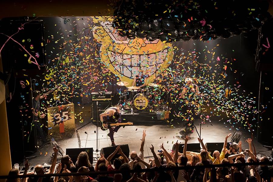 The Toy Dolls řádili ve vyprodané Akropoli: Vzduchem létalo pivo i balónky