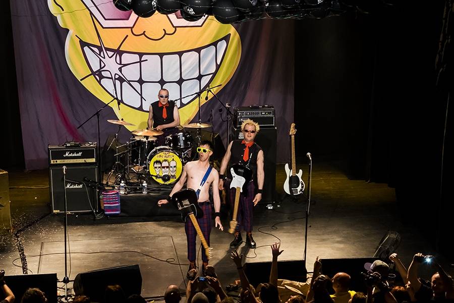 The Toy Dolls řádili ve vyprodané Akropoli: Vzduchem létalo pivo i balónky