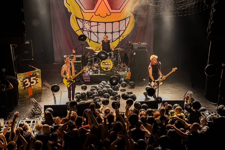 The Toy Dolls řádili ve vyprodané Akropoli: Vzduchem létalo pivo i balónky