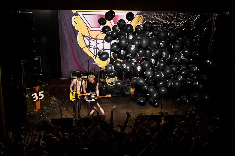 The Toy Dolls řádili ve vyprodané Akropoli: Vzduchem létalo pivo i balónky