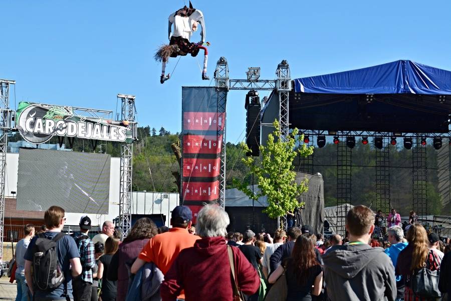 Brněnský Čarodějáles: Pohodovou atmosféru rozčeřili hvězdní Guano Apes