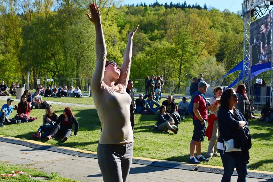 Brněnský Čarodějáles: Pohodovou atmosféru rozčeřili hvězdní Guano Apes