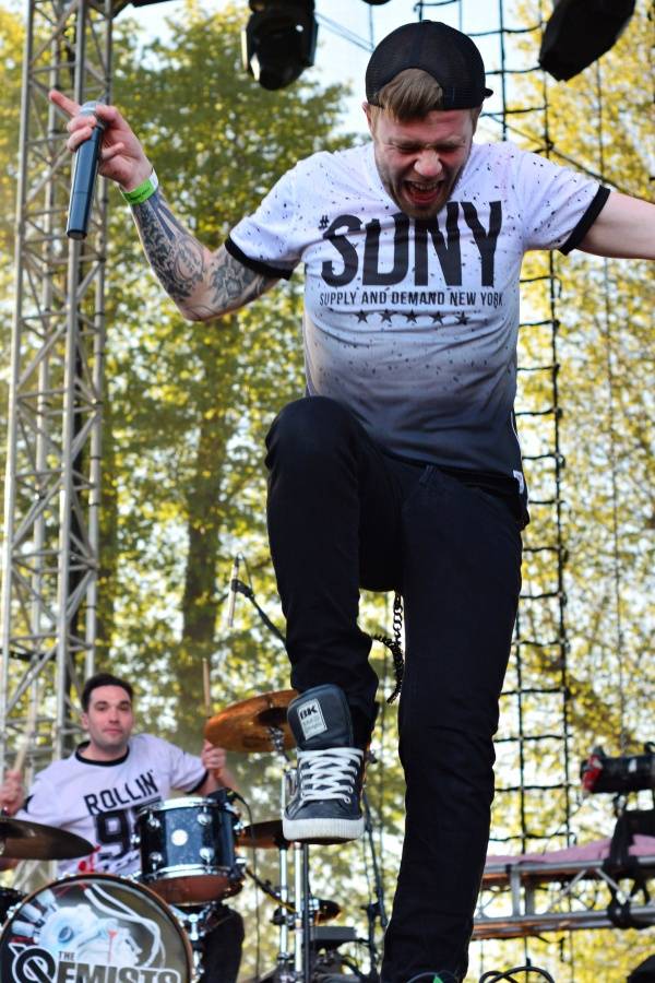 Brněnský Čarodějáles: Pohodovou atmosféru rozčeřili hvězdní Guano Apes