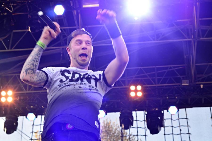 Brněnský Čarodějáles: Pohodovou atmosféru rozčeřili hvězdní Guano Apes