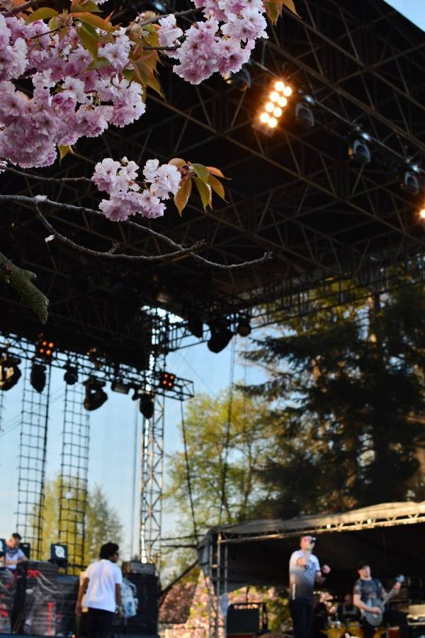 Brněnský Čarodějáles: Pohodovou atmosféru rozčeřili hvězdní Guano Apes