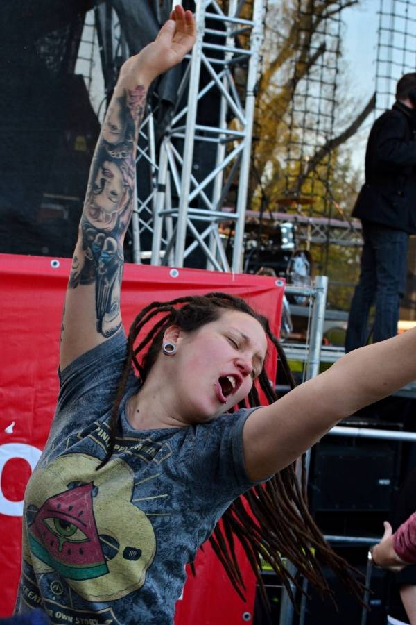 Brněnský Čarodějáles: Pohodovou atmosféru rozčeřili hvězdní Guano Apes