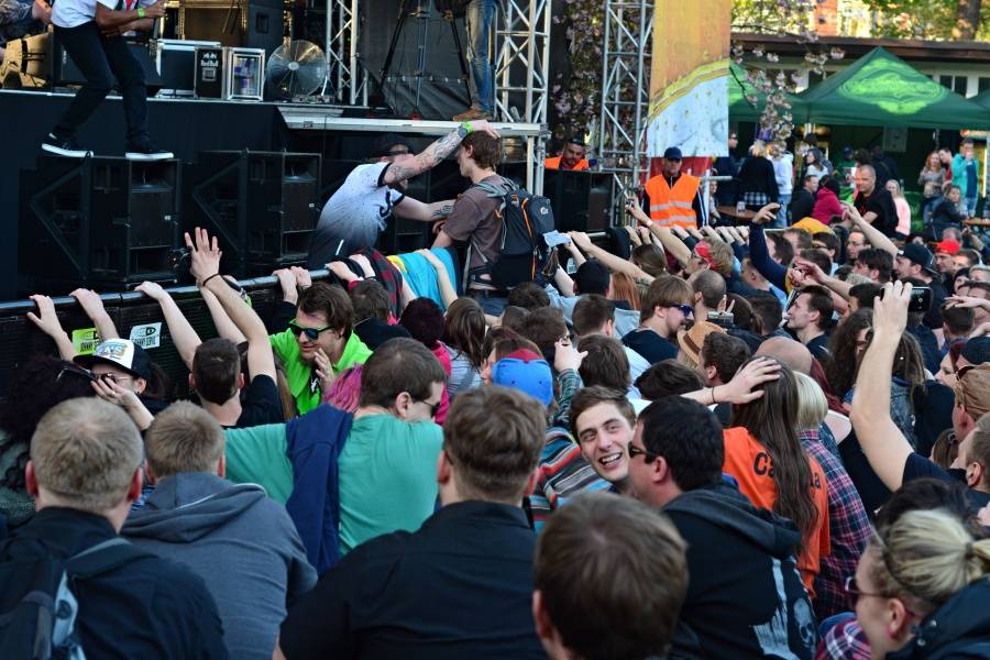 Brněnský Čarodějáles: Pohodovou atmosféru rozčeřili hvězdní Guano Apes