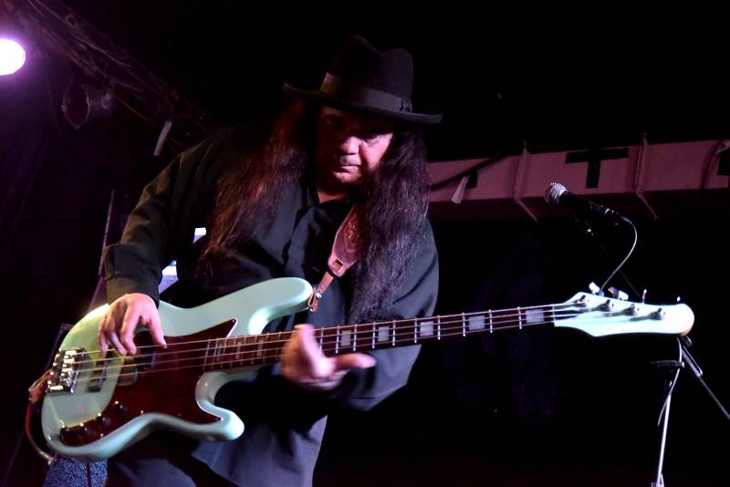 Kytarista Eric Sardinas v Praze sotva stál na pódiu, situaci zachraňovala kapela