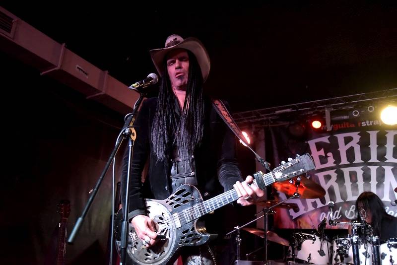 Kytarista Eric Sardinas v Praze sotva stál na pódiu, situaci zachraňovala kapela