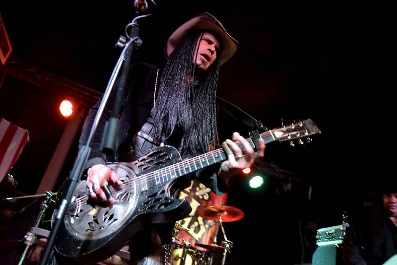 Kytarista Eric Sardinas v Praze sotva stál na pódiu, situaci zachraňovala kapela