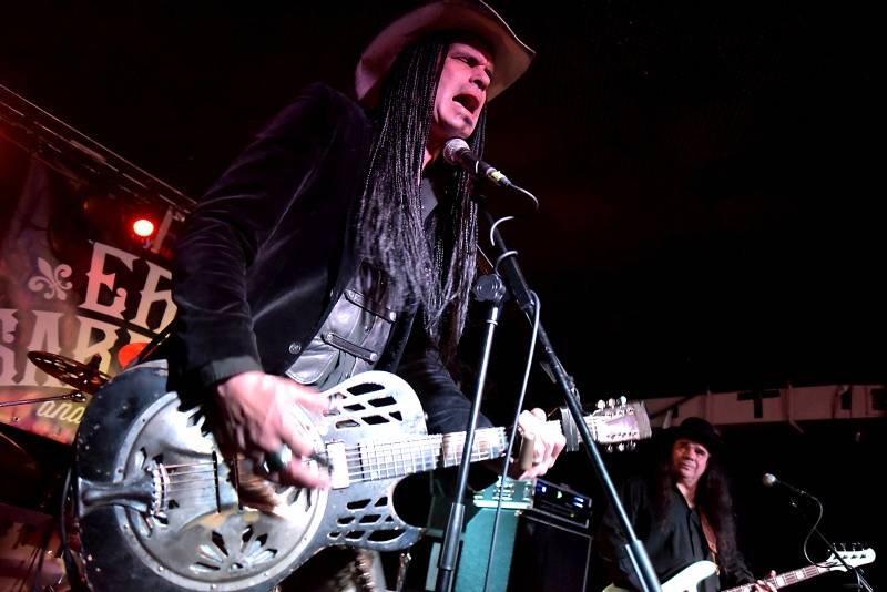 Kytarista Eric Sardinas v Praze sotva stál na pódiu, situaci zachraňovala kapela