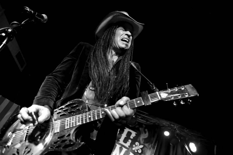 Kytarista Eric Sardinas v Praze sotva stál na pódiu, situaci zachraňovala kapela