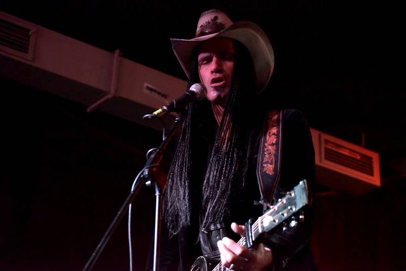 Kytarista Eric Sardinas v Praze sotva stál na pódiu, situaci zachraňovala kapela