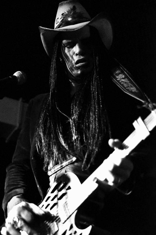 Kytarista Eric Sardinas v Praze sotva stál na pódiu, situaci zachraňovala kapela