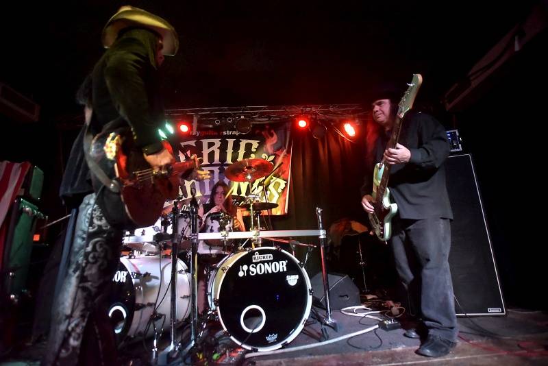 Kytarista Eric Sardinas v Praze sotva stál na pódiu, situaci zachraňovala kapela