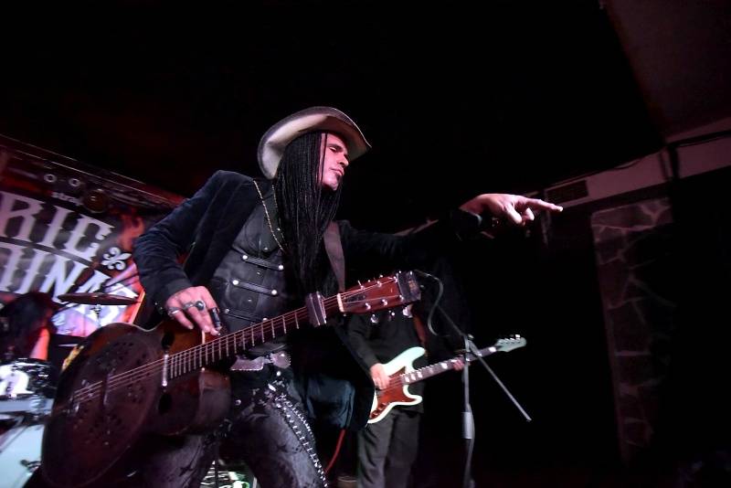 Kytarista Eric Sardinas v Praze sotva stál na pódiu, situaci zachraňovala kapela