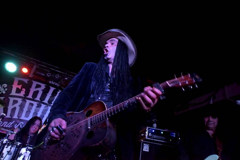 Kytarista Eric Sardinas v Praze sotva stál na pódiu, situaci zachraňovala kapela