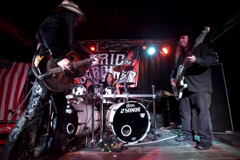 Kytarista Eric Sardinas v Praze sotva stál na pódiu, situaci zachraňovala kapela