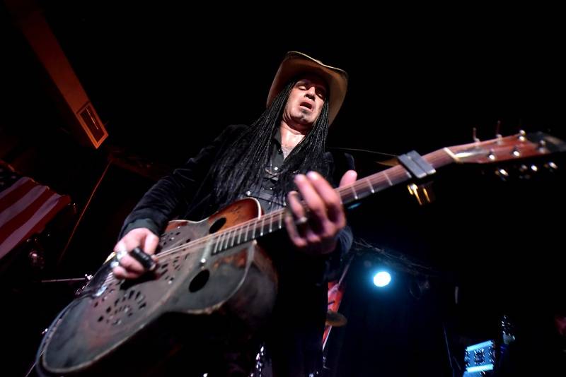 Kytarista Eric Sardinas v Praze sotva stál na pódiu, situaci zachraňovala kapela