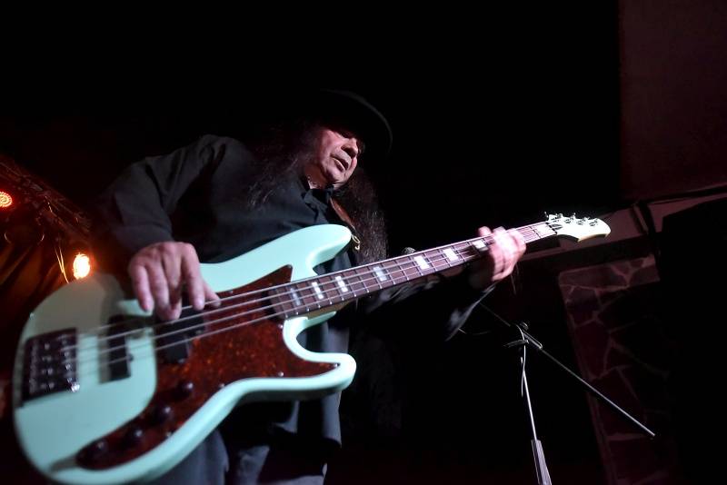 Kytarista Eric Sardinas v Praze sotva stál na pódiu, situaci zachraňovala kapela