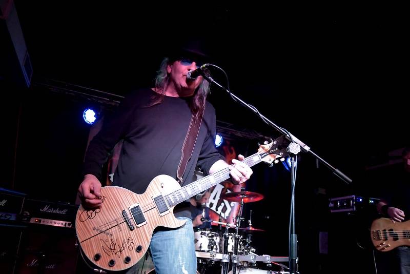 Kytarista Eric Sardinas v Praze sotva stál na pódiu, situaci zachraňovala kapela