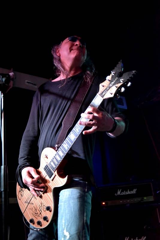 Kytarista Eric Sardinas v Praze sotva stál na pódiu, situaci zachraňovala kapela