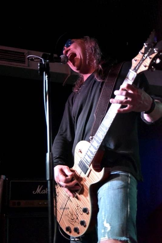 Kytarista Eric Sardinas v Praze sotva stál na pódiu, situaci zachraňovala kapela