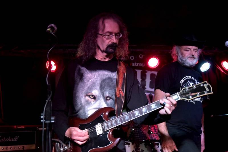 Kytarista Eric Sardinas v Praze sotva stál na pódiu, situaci zachraňovala kapela