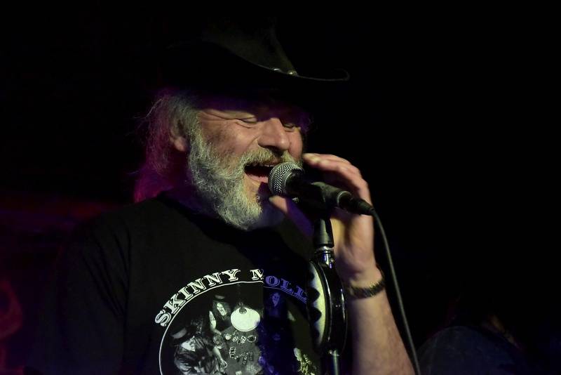 Kytarista Eric Sardinas v Praze sotva stál na pódiu, situaci zachraňovala kapela