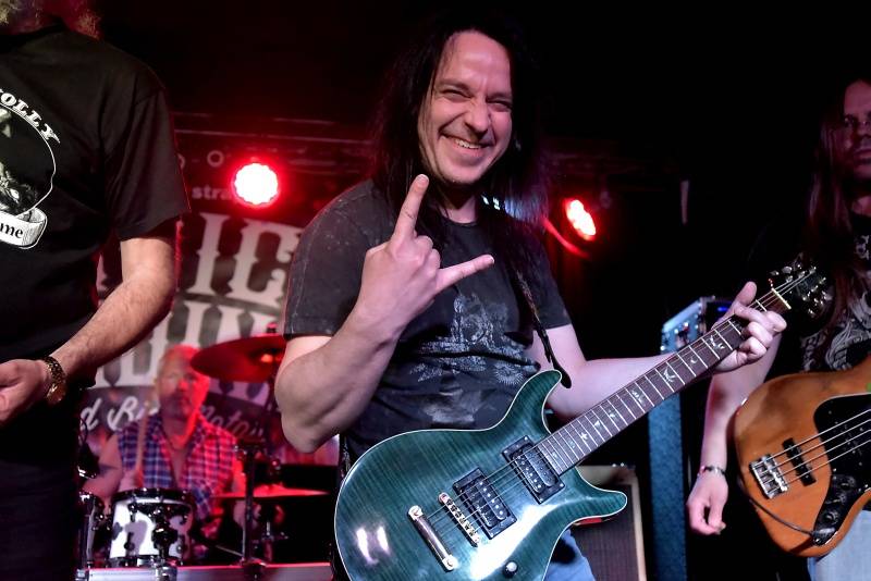 Kytarista Eric Sardinas v Praze sotva stál na pódiu, situaci zachraňovala kapela