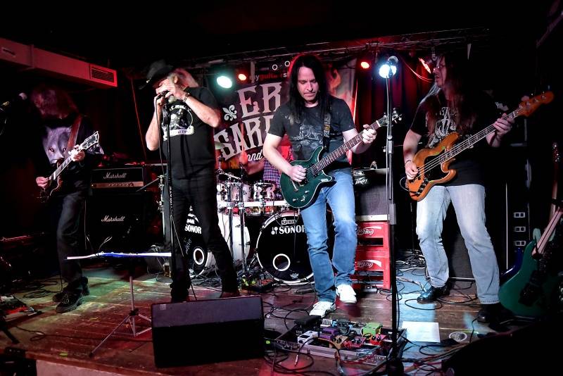 Kytarista Eric Sardinas v Praze sotva stál na pódiu, situaci zachraňovala kapela