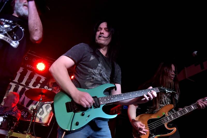 Kytarista Eric Sardinas v Praze sotva stál na pódiu, situaci zachraňovala kapela