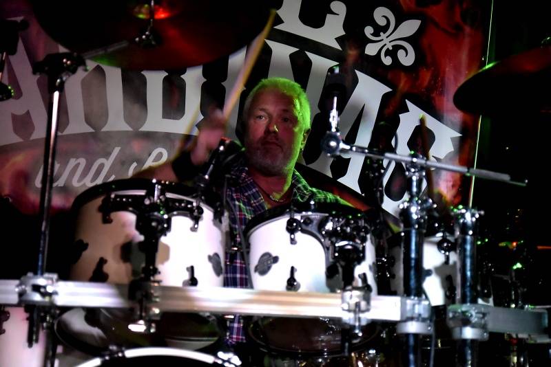 Kytarista Eric Sardinas v Praze sotva stál na pódiu, situaci zachraňovala kapela