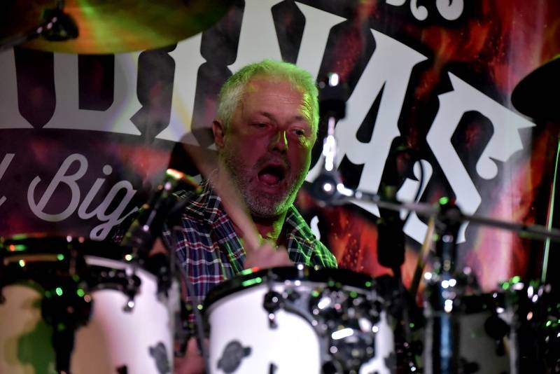 Kytarista Eric Sardinas v Praze sotva stál na pódiu, situaci zachraňovala kapela