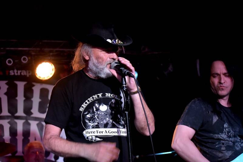 Kytarista Eric Sardinas v Praze sotva stál na pódiu, situaci zachraňovala kapela