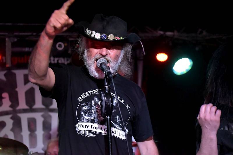 Kytarista Eric Sardinas v Praze sotva stál na pódiu, situaci zachraňovala kapela