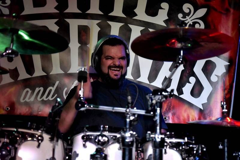 Kytarista Eric Sardinas v Praze sotva stál na pódiu, situaci zachraňovala kapela