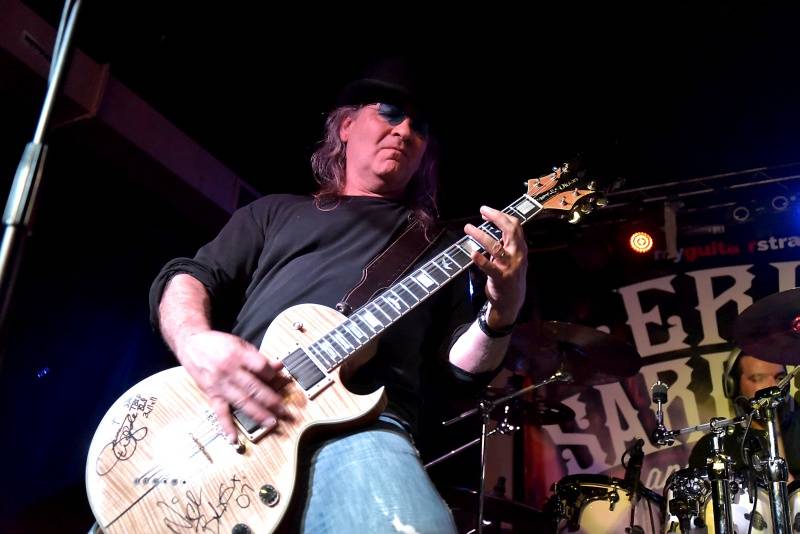 Kytarista Eric Sardinas v Praze sotva stál na pódiu, situaci zachraňovala kapela