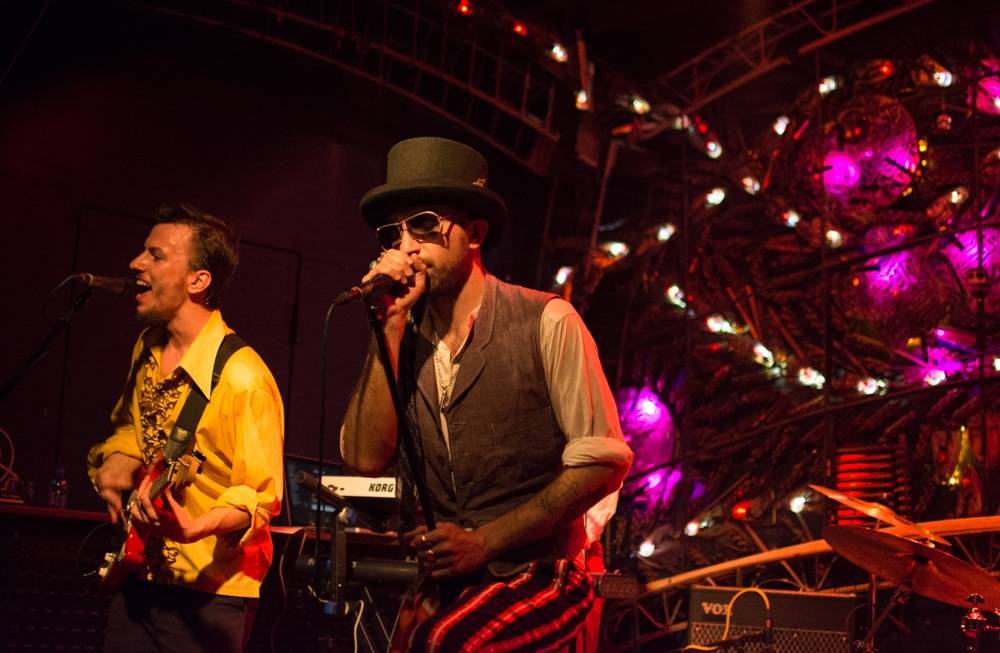 Květy v Crossu: krásná hudba, přátelská atmosféra a jako bonus Babbutzi Orkestar