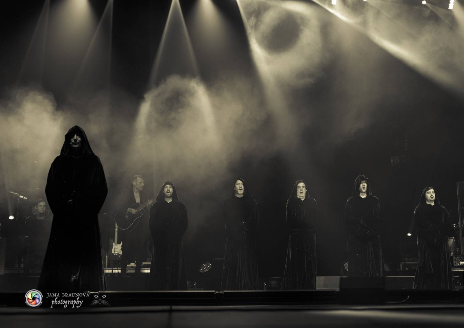 Gregorian ohromili svými chorály a světelnou show Prahu