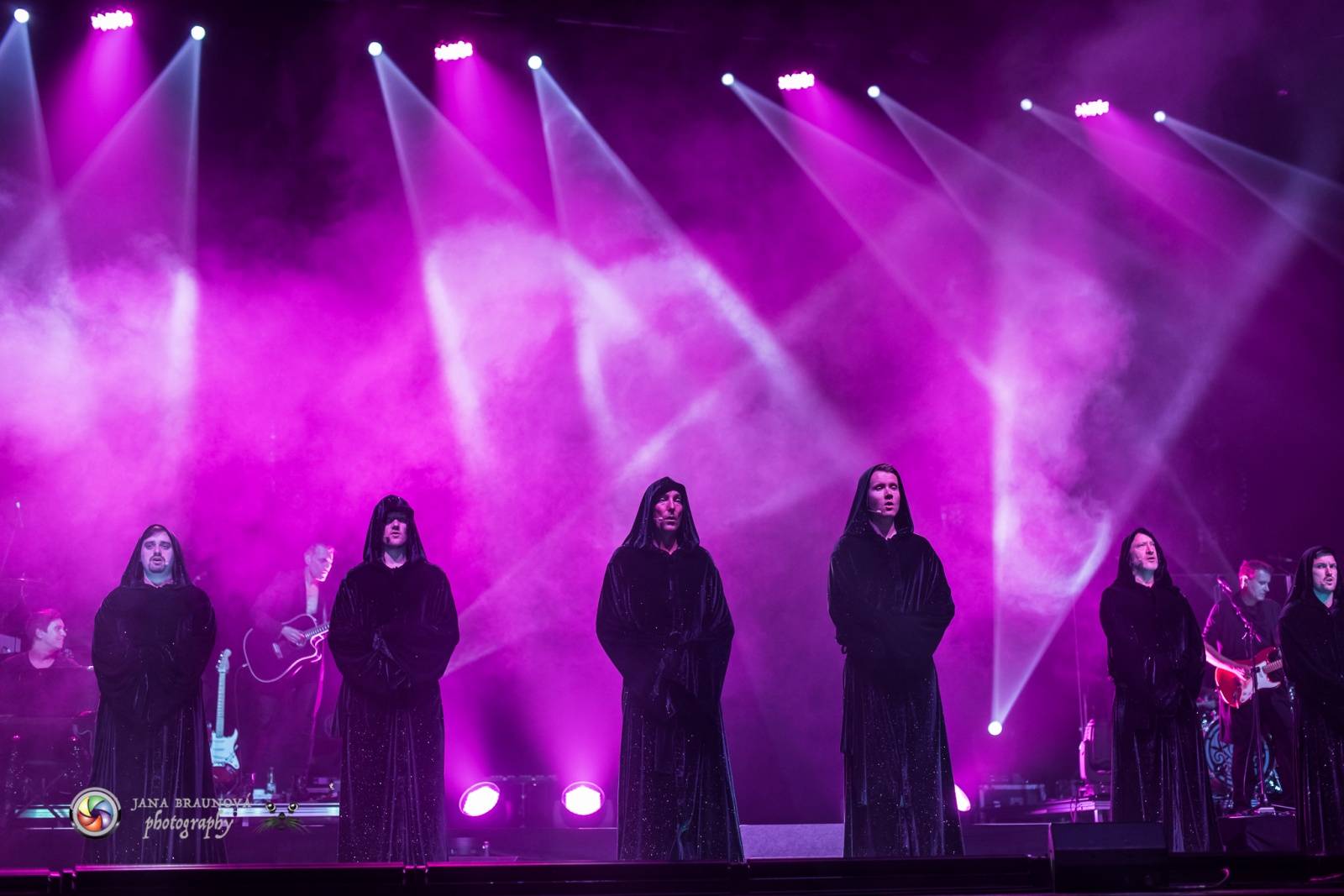 Gregorian ohromili svými chorály a světelnou show Prahu