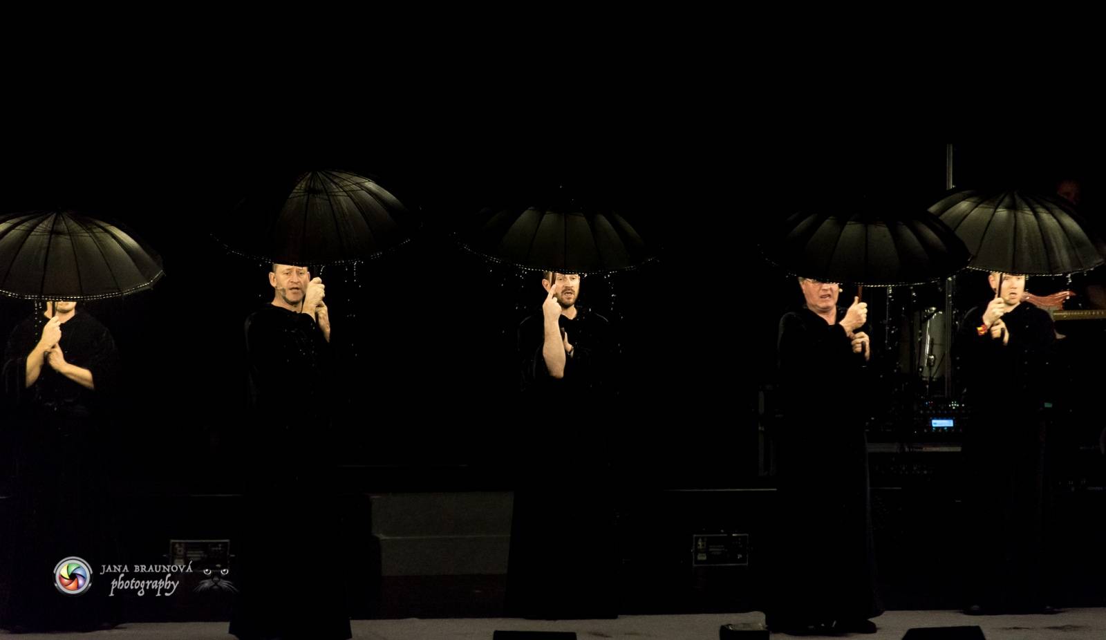 Gregorian ohromili svými chorály a světelnou show Prahu