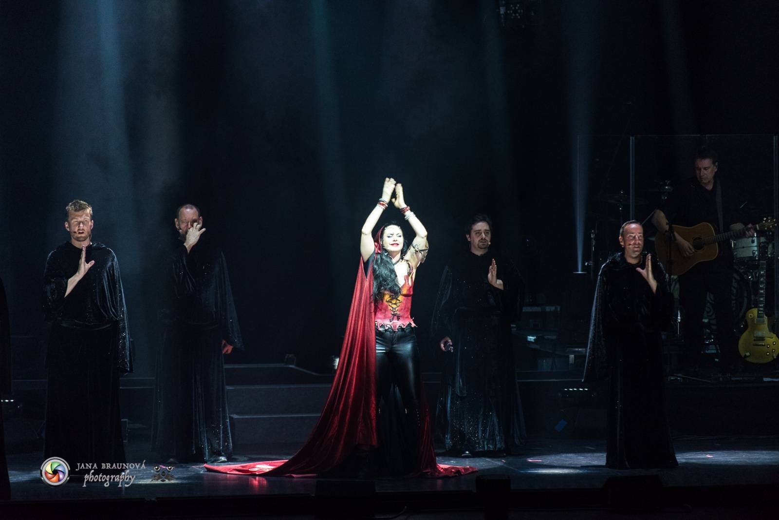 Gregorian ohromili svými chorály a světelnou show Prahu