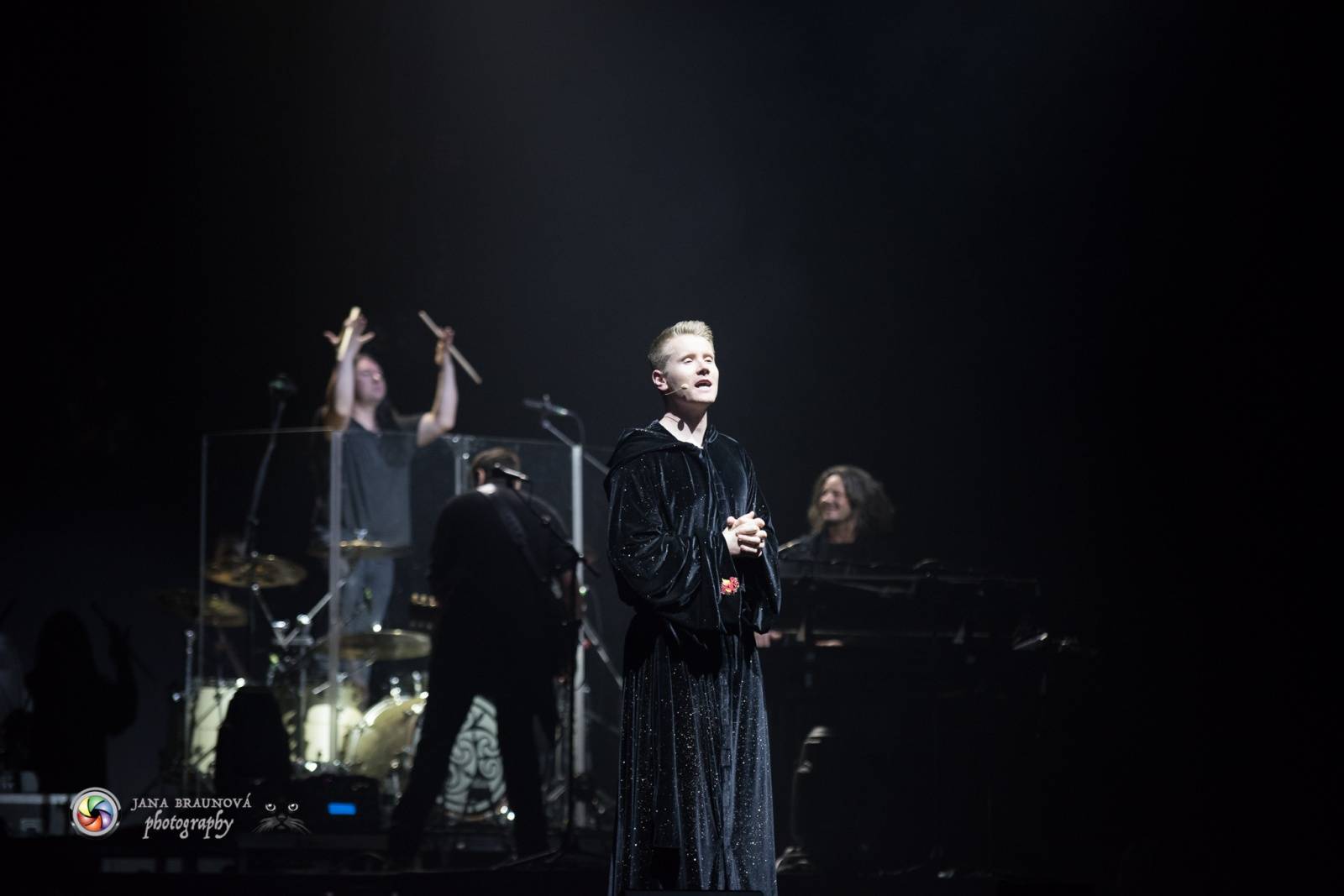 Gregorian ohromili svými chorály a světelnou show Prahu